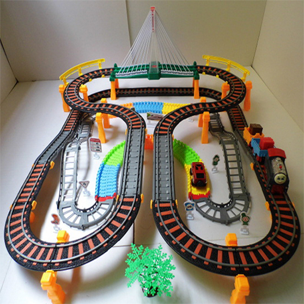 超大电动火车轨道车儿童男孩玩具轨道汽车托马斯火车套装小火车头