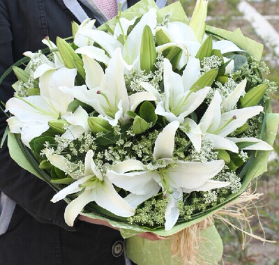 白百合花束圆形清纯包装 妈妈长辈生日祝寿礼物 西安鲜花同城速递
