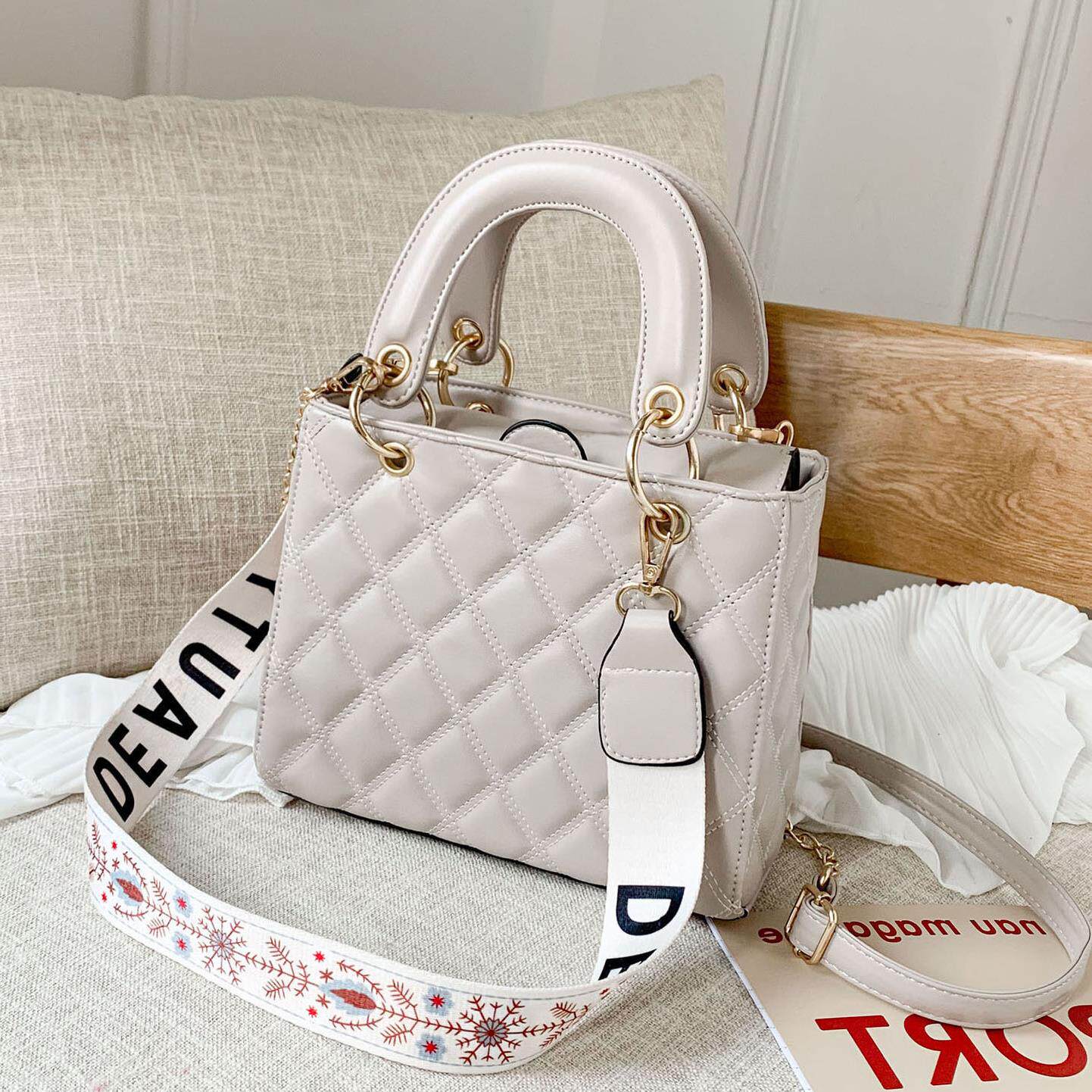 กระเป๋า 2020新款女包小方包小众包包女2019新款小潮限定洋气ins时尚高级  