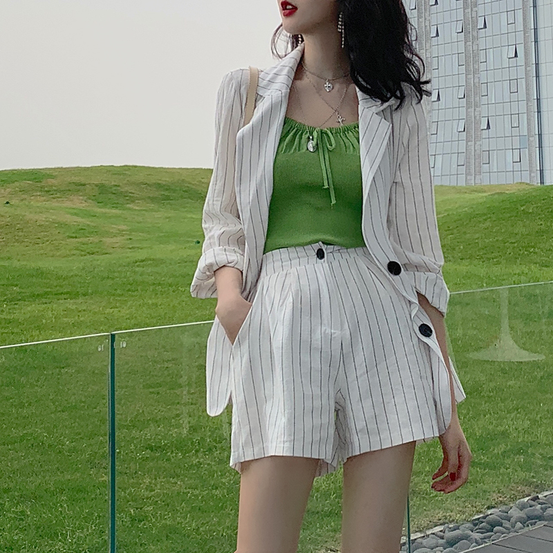 en europe et en corée 2019 printemps et en été des femmes le nouveau tempérament rayé à manches longues petite veste de costume à jambes larges shorts élégant costume deux en europe et en corée 2019 printemps et en été des femmes le nouveau tempérament rayé à manches longues petite veste de costume à jambes larges shorts élégant costume deux