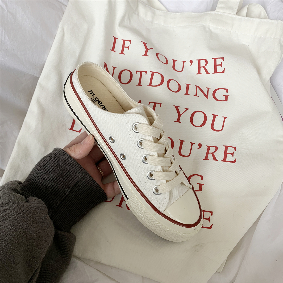 poulet frit bon pour le printemps et l'été de nouvelles ins semi-faites glisser chaussures en toile femme le joker de loisirs ulzzang slip-on chaussures blanches poulet frit bon pour le printemps et l'été de nouvelles ins semi-faites glisser chaussures en toile femme le joker de loisirs ulzzang slip-on chaussures blanches