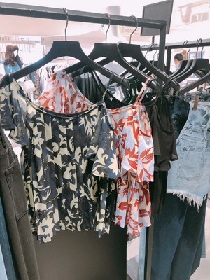 E+ 18夏新品 女人心底的浪漫情怀 印花百褶 单边露肩雪纺