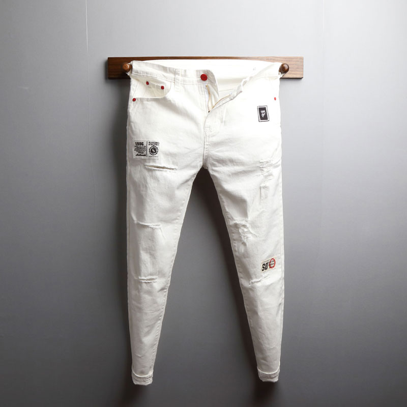le quartier de dongdaemun, de la personnalité de trous oblongs de la broderie slim fit blanc recadrée jeans les jeunes hommes du joker petits pieds pantalons marée le quartier de dongdaemun, de la personnalité de trous oblongs de la broderie slim fit blanc recadrée jeans les jeunes hommes du joker petits pieds pantalons marée