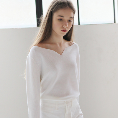 KOOW／莉莉安 若隐若现的露肩 优雅线条鸡心领螺纹薄毛衣-淘宝网
