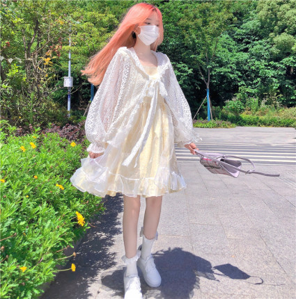 日焼け止めの服の女性は夏の薄手の日は少女のレースのハスの葉を結びます。