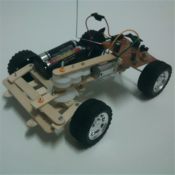 科技小制作 电动四通无线遥控四轮小车 模型车 可转向 diy益智拼