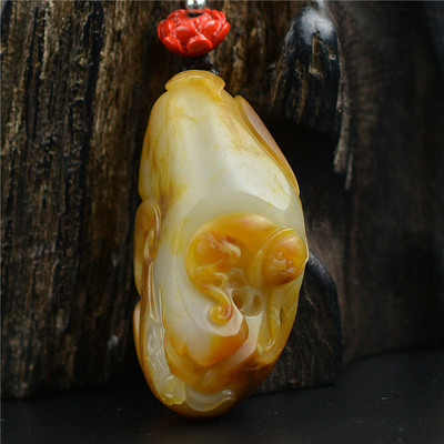 新疆和田玉黄沁皮籽料挂件 一夜封侯 原籽黄皮猴子生肖 实价c7