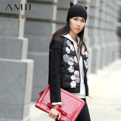 amii旗舰店及简2016冬装新款大码活力棒球领圆形徽章印花羽绒服女
