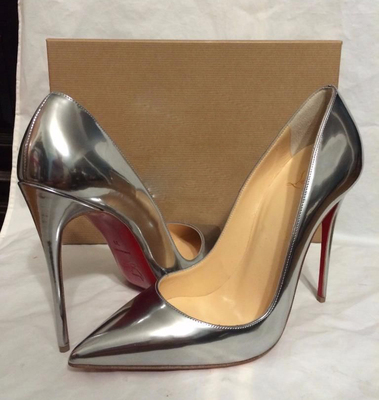 酒红色超高跟鞋