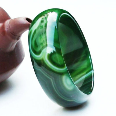 绿色玉髓手镯密度多少钱一克(绿色玉髓手镯密度多少钱一克呢)