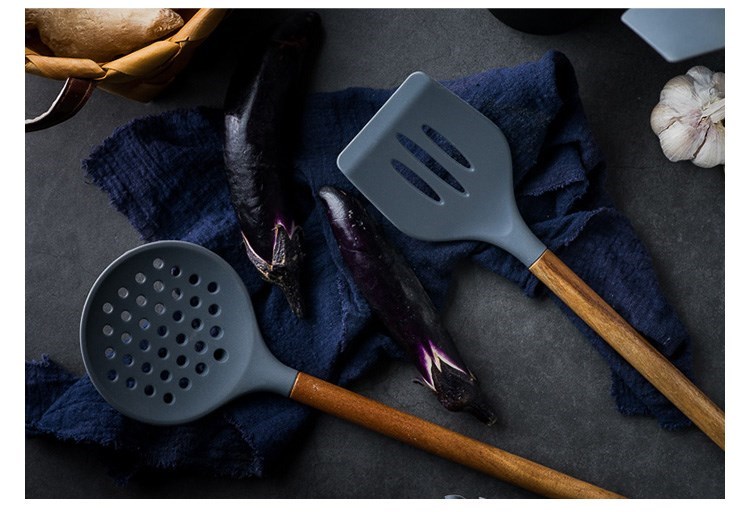 Bộ đồ dùng nhà bếp silicone tay cầm bằng gỗ thìa hoàn chỉnh bộ dao nấu ăn gia đình bảy món chống dính chịu nhiệt độ cao Bộ đồ dùng nấu ăn chống dính hoàn chỉnh - Phòng bếp