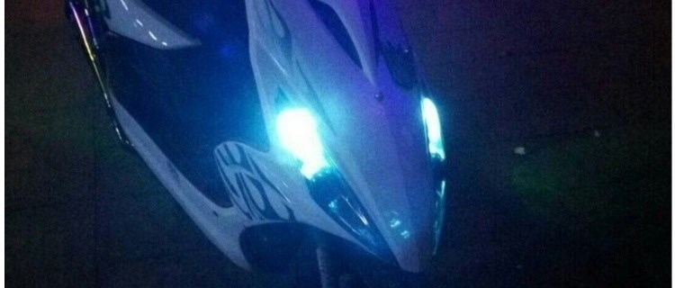 Dải đèn lái xe sửa đổi ánh sáng bóng đèn siêu sáng đơn giản trang bị thêm cho phụ nữ với ánh sáng mạnh đèn đuôi xe máy nổ nhấp nháy đèn led - Đèn xe máy