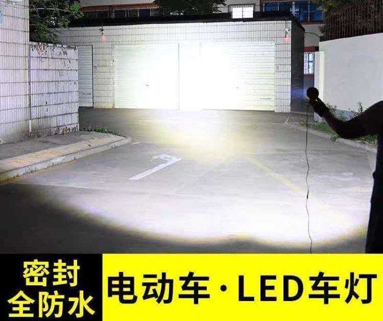 Ánh sáng trắng 24v ánh sáng dài ánh sáng xe điện ánh sáng xe điện ba bánh ánh sáng đèn siêu sáng chói ánh sáng chói phía trước đèn laser cắt rung - Đèn xe máy