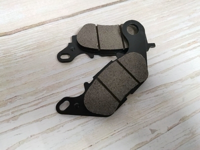 Thích hợp cho các bộ phận xe máy Xunying Qiaoge i Tianjian Tianji YBR125 má phanh đĩa trước má phanh - Pad phanh