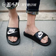 Che Xiaosu Nike Nike swoosh chữ màu đen và trắng giải trí mùa hè 343880-090 dép thể thao - Dép thể thao