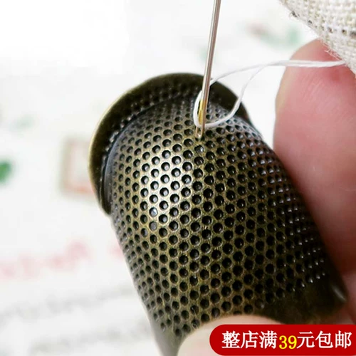 Нажмите на линию сшита наперту наперту и иглы, вершина кончика пальца в устье устья золота