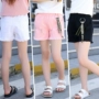Quần short denim bé gái hè 2019 mới to bỉm quần trắng lỗ nước ngoài Quần trẻ em Hàn Quốc - Quần jean chân váy trẻ em
