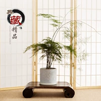 Стул с твердым деревом татами округлый и карликовой японский стиль бурного окна, сидящий на чайном столе и чайный стол