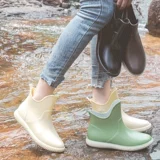 Лето дождевых ботинок водяной обуви самка лето o Полет