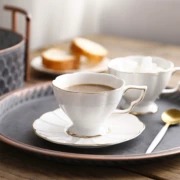 Bắc Âu đơn giản vàng sọc gốm hoa trà Cup Sauce Bone Trung Quốc Espresso Cup Saucer Tiếng Anh Trà chiều trà - Cà phê