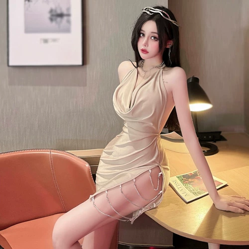 Рюкзак, сексуальная мини-юбка, цепь, платье, с открытой спиной, с акцентом на бедрах