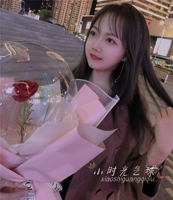 Пакет розовой бумаги красной розы