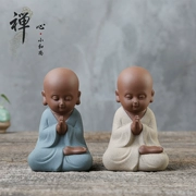 Trà gốm thú cưng nhỏ dễ thương Phật Zen Trang trí trà Kung Fu bộ trà chơi tím cát màu cát nhỏ tu sĩ trà trang trí