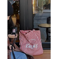 Красная сумка на одно плечо