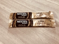 Сумки импортируются из золотой медаль Nestlé Pure Black Coffee To Zhenxian притворяться 2G*10 мешков
