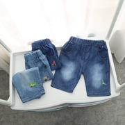 Quần jean trẻ em mùa hè Quần áo trẻ em quần thêu năm quần mỏng phần mềm cậu bé quần denim mùa hè - Quần jean