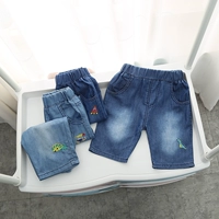 Quần jean trẻ em mùa hè Quần áo trẻ em quần thêu năm quần mỏng phần mềm cậu bé quần denim mùa hè - Quần jean quần yếm cho bé gái