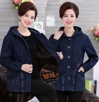 Phụ nữ trung niên kích thước lớn áo khoác denim mùa đông phụ nữ cộng với áo khoác nhung dày của mẹ đồ mặc nhà trung niên