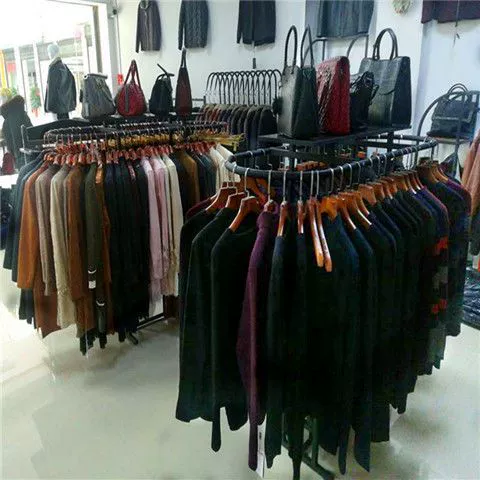 Магазин одежды с высоким уровнем одежды в магазине одежды Zhongdao Shedo укрытие отображает двойную среднюю полку средней полки с двойным барным висящим вешалкой