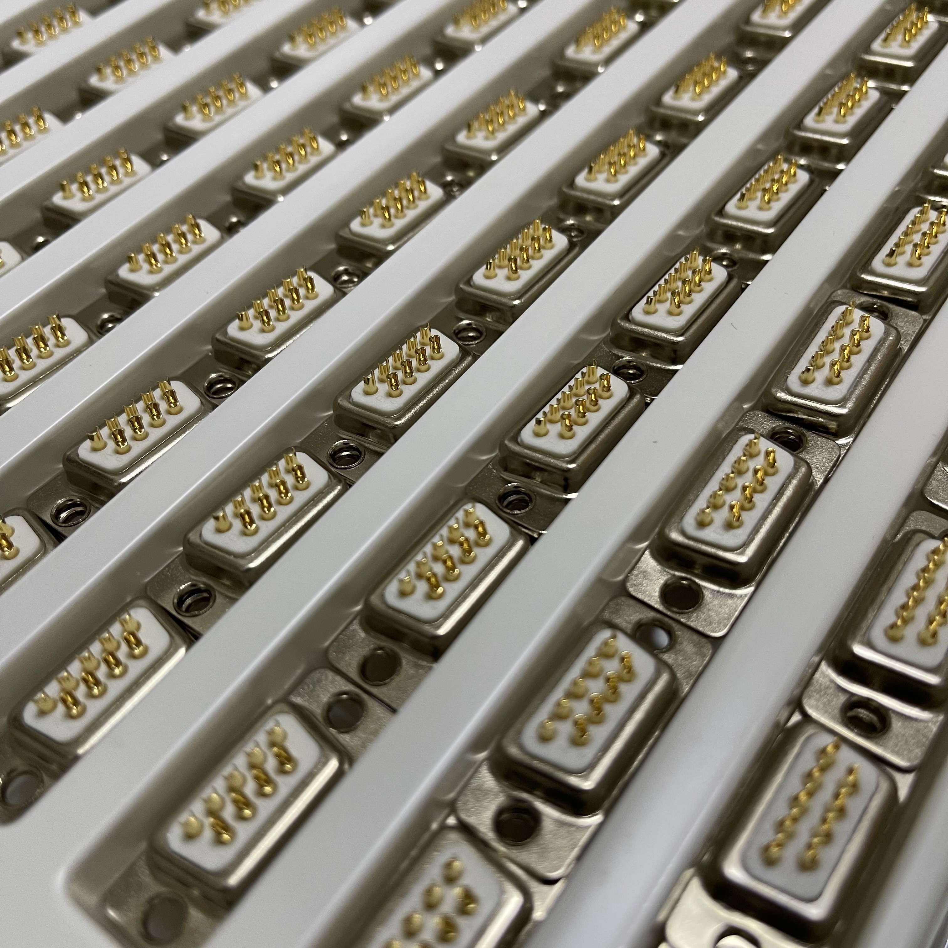 17JE-13090-02(D1)A Đầu nối Dsub gốc DDK của Nhật Bản Điểm mạ vàng nữ DB9