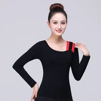 Одинарный топ черного цвета + ярко-красные длинные рукава