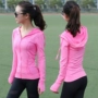 Nhanh khô thể thao áo khoác nữ dài tay yoga quần áo trùm đầu chạy thể dục quần áo dây kéo cardigan Slim jacket 0.3 kg áo khoác adidas neo