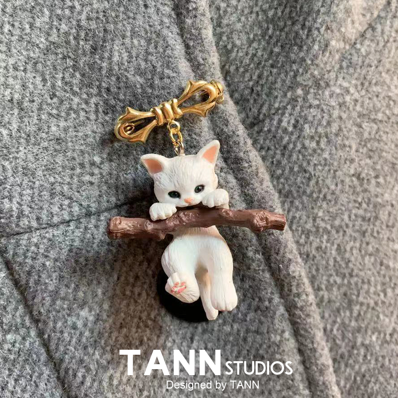 Kittens Holding Branches [Gift Box]lovely Japanese  Embrace branch Of Kitty three-dimensional Brooch 3D three-dimensional badge Badge clothes Light proof Pin Accessories