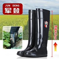 Весенние капли дождя, дождевые ботинки с высокой трубкой, сельскохозяйственные угодья с высоким уровнем