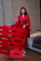 Красный банный халат, эффект подтяжки