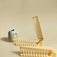 Портативный с вами с маленькой желтой расческой