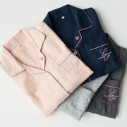 Phong cách Bắc Âu thêu cotton hai lớp sợi dịch vụ gia đình bộ đồ ngủ đôi mẫu nam và nữ Nhật Bản đơn giản màu dài phần
