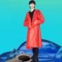 Ca sĩ Hua Chenyu 2018 với cùng một đoạn màu đỏ trùm đầu dài áo gió kem chống nắng quần áo nam giới và phụ nữ hiệu suất quần áo bài hát quần áo mùa xuân áo gió giá rẻ