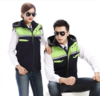 Голубая жилет с зелеными плечами