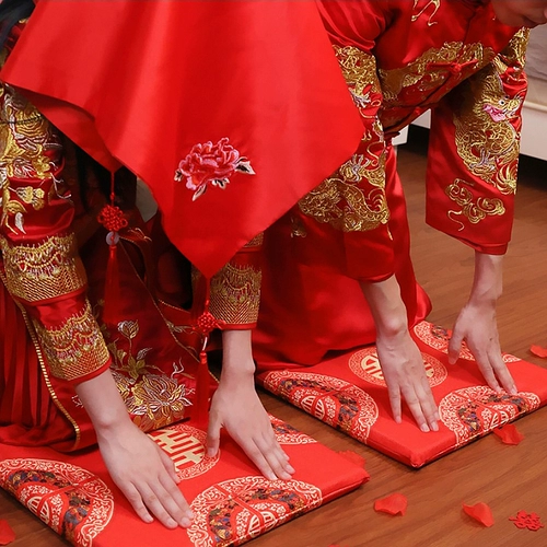 Свадебный свадебный свадебный собор на коленях на коленях подушка чай благословение Свадебная свадьба привет слов подушка Большая красная победа.