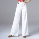 Три брюки с пряжкой белые тонкие модели впереди