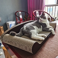 Большой кошка, захватывающая игрушечную игрушку для кошек, диван, кошка захватывает наложенное кресло для кошачьи когти, когти, кошачья когтя