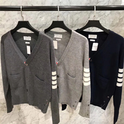 2018 mùa xuân len tinh khiết cổ điển tb áo len cardigan nam giới và phụ nữ các cặp vợ chồng với cùng một đoạn bốn thanh v neck loose áo len