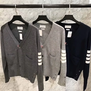 2018 mùa xuân len tinh khiết cổ điển tb áo len cardigan nam giới và phụ nữ các cặp vợ chồng với cùng một đoạn bốn thanh v neck loose áo len
