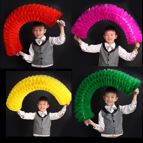 Изменить цветовое цветочное кольцо танцоры, держащие цветы с большой групповой гимнастикой