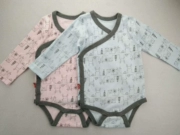 Tấm tam giác xiên bông chải kỹ kết thúc tốt đẹp cho trẻ sơ sinh sinh non trước khi leo lên quần áo trẻ con